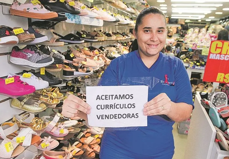 Ana Caroline Souza disse que loja está aceitando currículos de vendedoras