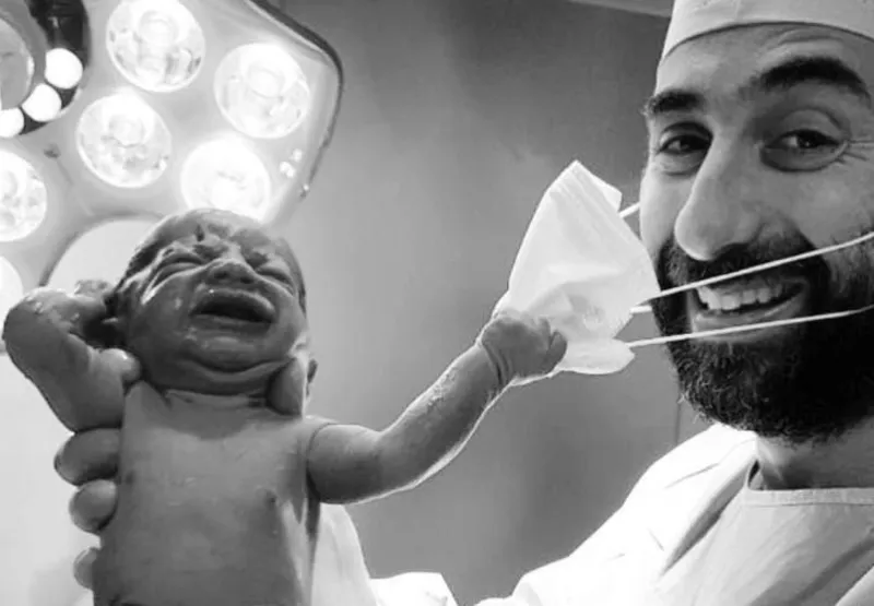 Samer Cheaib segura o bebê