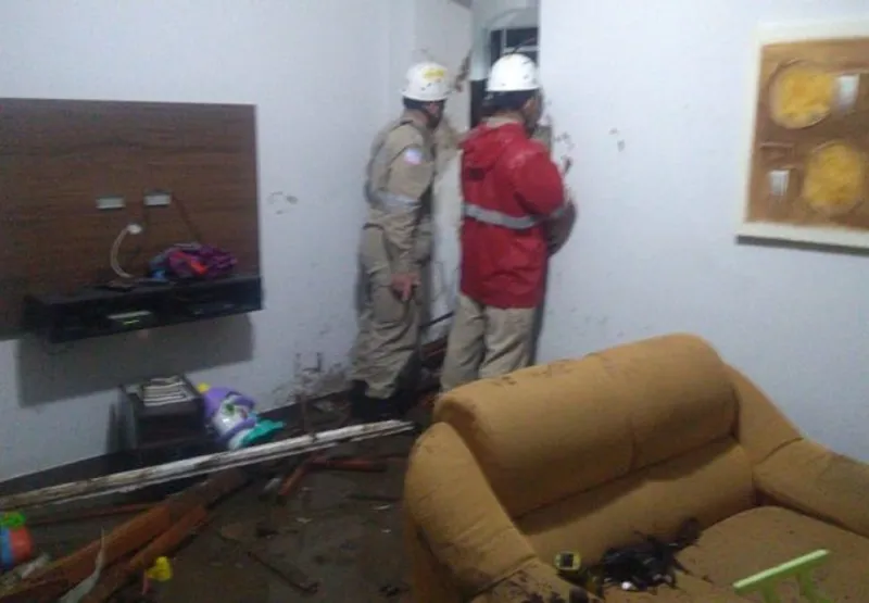 Bombeiros foram para a residência no Centro de Vitória atingida por deslizamento de terra e de pedra