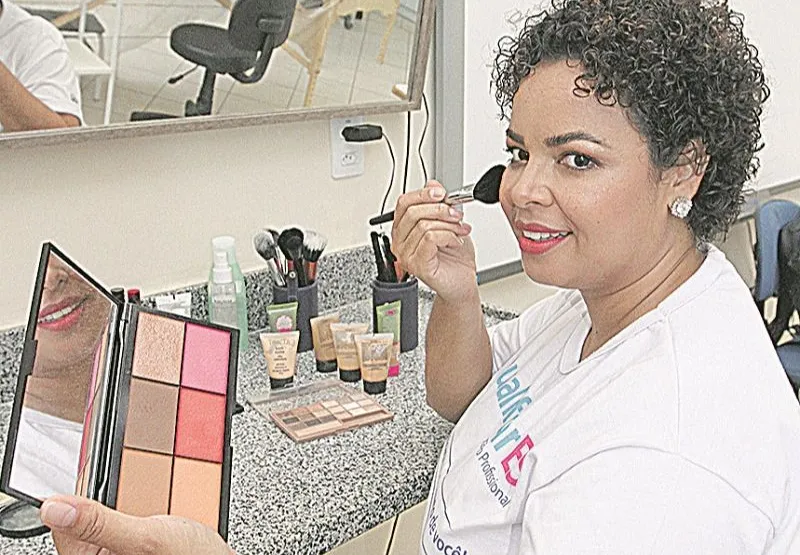 Carol Borges é professora de Maquiagem: curso dá chances de trabalho