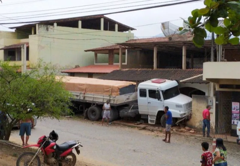 Carreta desgovernada destrói muro de casa em Cachoeiro