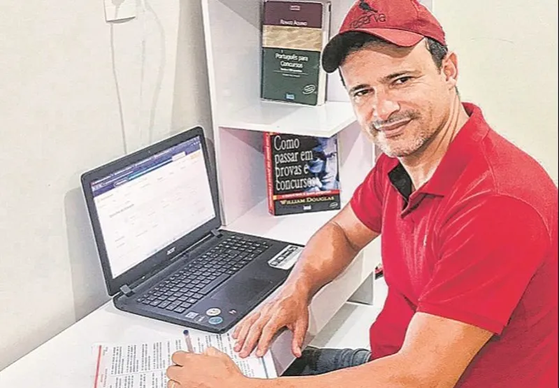Ismael Filgueira da Silva, 45, segue determinado a conseguir uma das vagas do concurso da Polícia Federal
