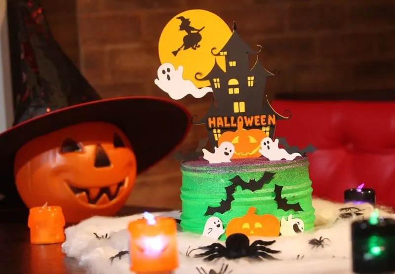 Fantasmas, aranhas, morcegos e abóboras decoram cupcakes e bolos. 