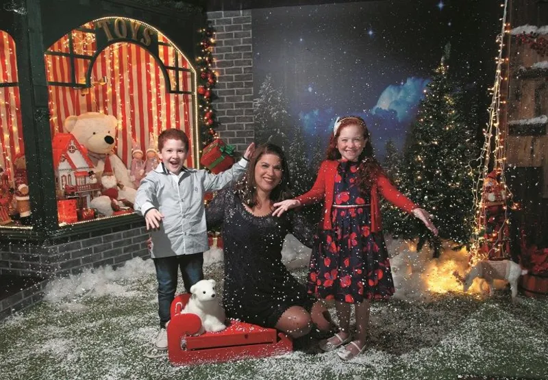 Danielle Barboza com os filhos João e Maria Clara: magia do Natal está mantida