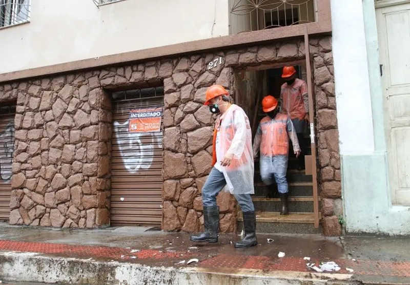 Equipe da Defesa Civil de Vitória faz visita aos imóveis atingidos por deslizamento na Gruta da Onça
