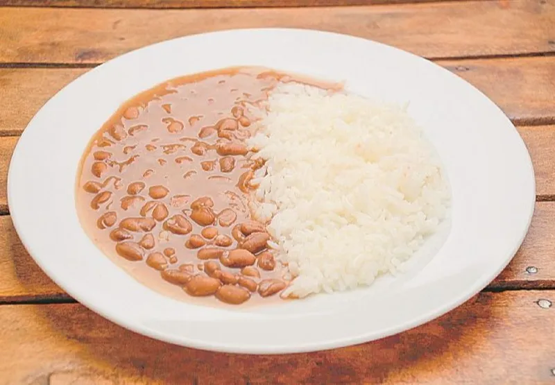 Feijão com arroz, prato típico do brasileiro, estão entre os alimentos que tiveram aumento de preço no Estado