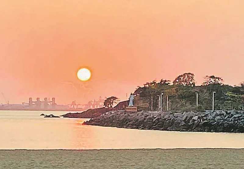 Flagrante do amanhecer junto ao píer de Iemajá, na Praia de Camburi, Vitória