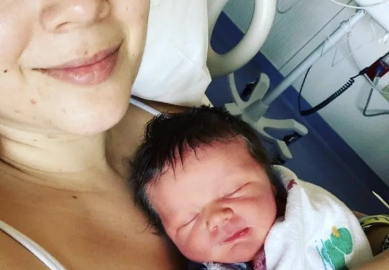 A professora e mãe Laura Thompson, de 31 anos, deu a luz enquanto dormia