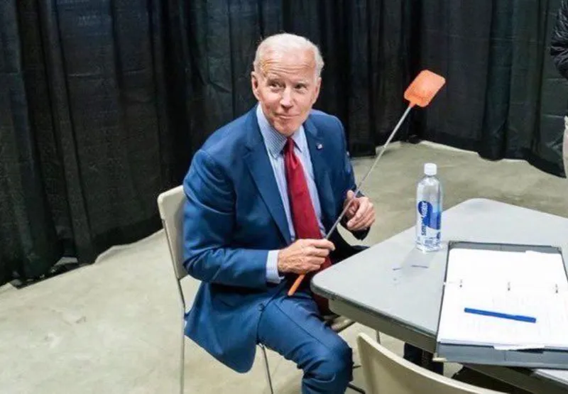 Joe Biden com o mata-moscas