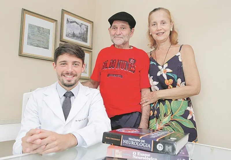 O neurorradiologista intervencionista Igor Pagiola com os pais, Margarida Pagiola e Edilson Pagiola, que sofreu AVC isquêmico