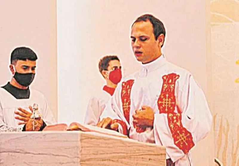 Padre Ricardo  Passamani, de 34 anos,  foi ordenado em julho deste ano e agora atua como vigário paroquial  em Itacibá, Cariacica