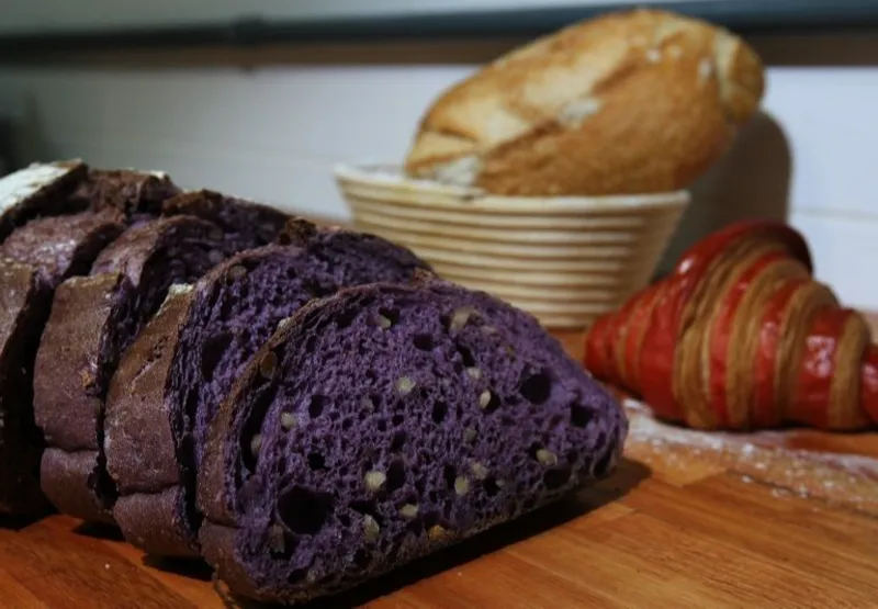 Pão roxo de nozes e bicolor da Lartigiano Panetteria, em Vila Velha. 