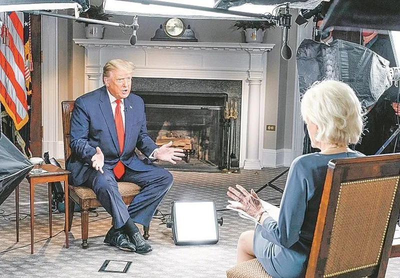 Presidente Donald Trump com a apresentadora, Lesley Stahl, durante a gravação do programa 
“60 Minutos”, um dos mais importantes da televisão americana