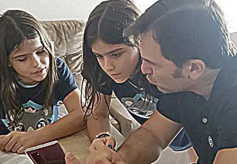 Ricardo, com as filhas Giovanna e Izabelle, ensina como fazer para ganhar dinheiro de forma lúdica e natural 