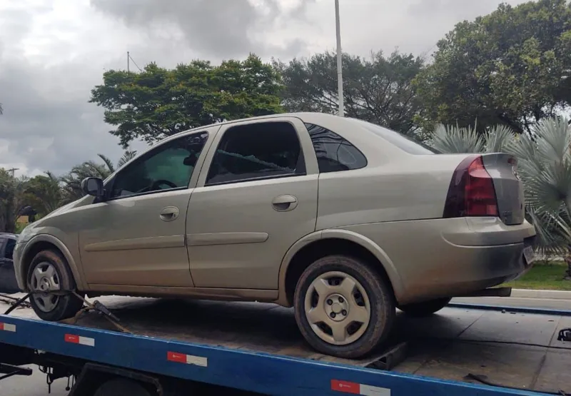 O veículo utilizado nos roubos, foi abandonado no bairro Jardim Guanabara, próximo a uma região de mata, somente com alguns pertences