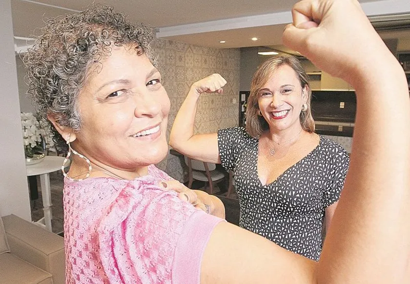 Silmara Schneider, 48, e Rosinélia Cezário Loureiro, 57, vizinhas de condomínio, venceram o câncer