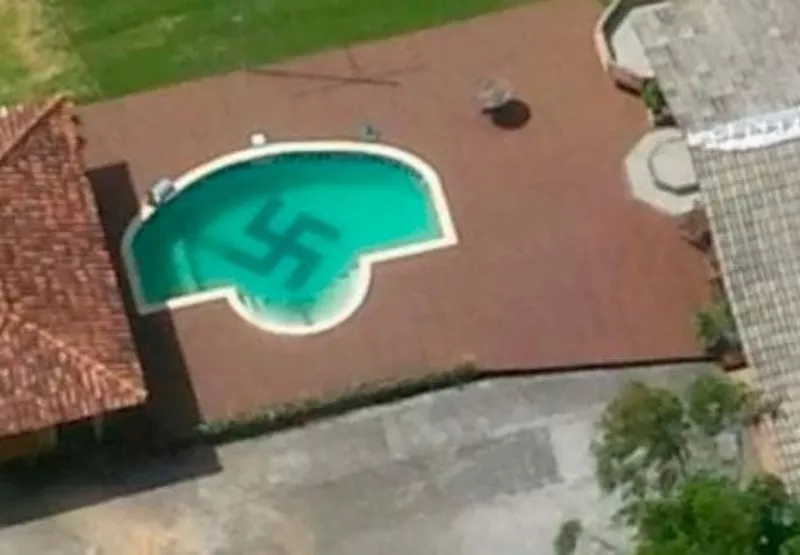 Suástica na piscina foi encontrada pela Polícia Civil durante uma busca de helicóptero