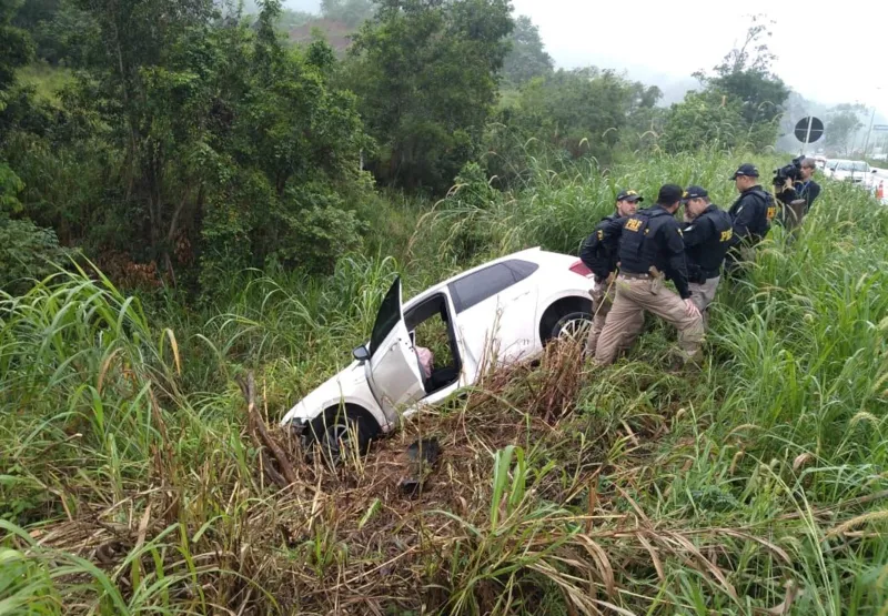 Suspeitos tentaram fugir jogando carro em matagal