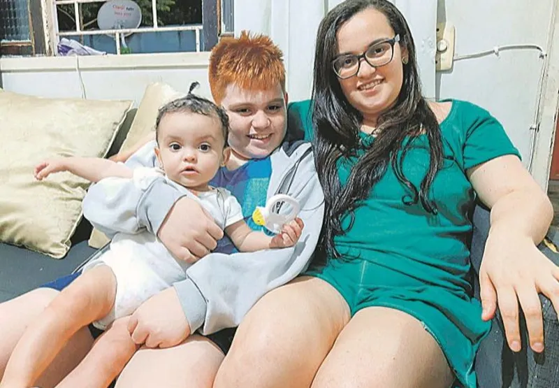 Taiana Matos com os filhos Eduardo e Helena. Moradora de Guarapari, ela está na fila do transplante há dois anos