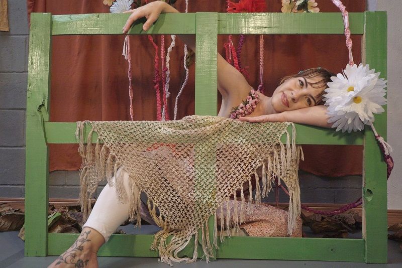 A artista Roberta Portela leva a história da garota Teo para o palco. (Foto: Divulgação)