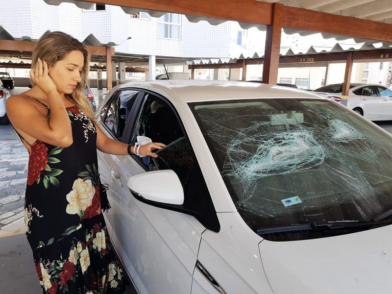 A empresária Lorena Mendonça teve o carro destruído por um taco de baseball e acusa o ex-marido (Foto: Roberta Bourguignon)
