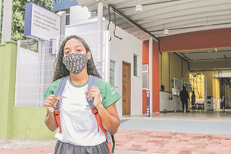 A estudante Ester Pacheco Corrêa estava ansiosa para voltar à escola (Foto: Beto Morais/AT)