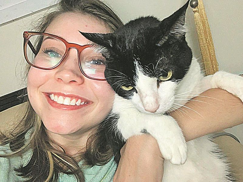 A estudante Sofia Von Eckhardt e seu gato Thor são doadores de sangue: “Se podemos fazer algo, por que não ajudar?” (Foto: Acervo pessoal)