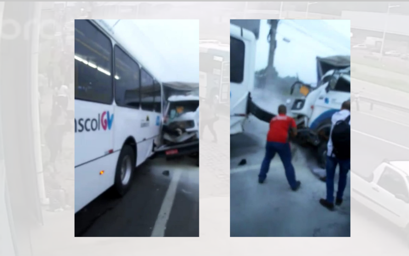 A frente do caminhão ficou destruída após bater em ônibus do Transcol na BR-101, em Cariacica (Foto: Reprodução/Vídeo)