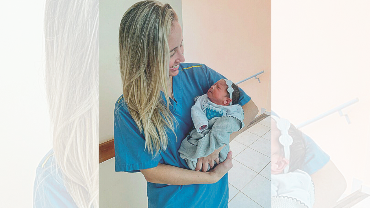 A médica Ísis com a neném que ganhou o seu nome (Foto: acervo pessoal)