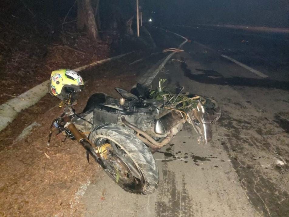 A moto do jovem ficou destruída (Foto: Divulgação)