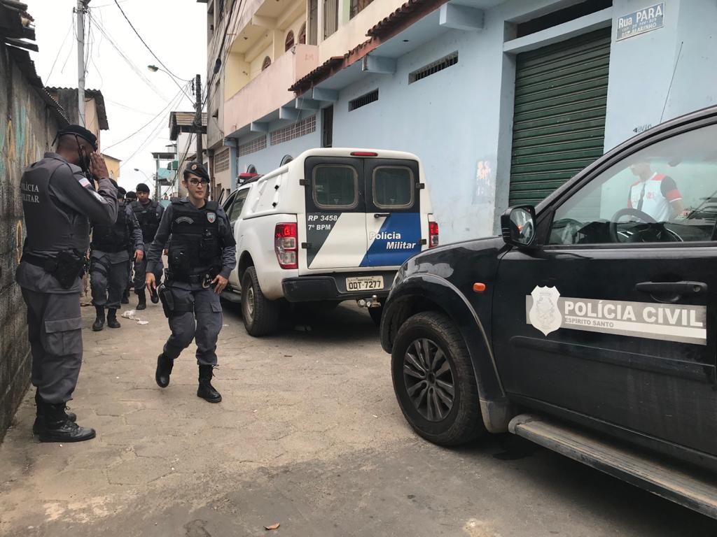 Ação da polícia no bairro Rio Marinho em Cariacica (Foto: Jaciele Simoura)