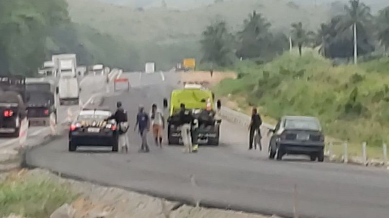 Motociclista caiu e morreu no km 306 da BR-101, em Viana. (Foto: Internauta)