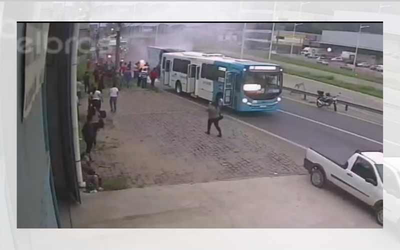 Acidente com caminhão e ônibus do Transcol na BR-101, em Cariacica (Foto: Reprodução/Vídeo)