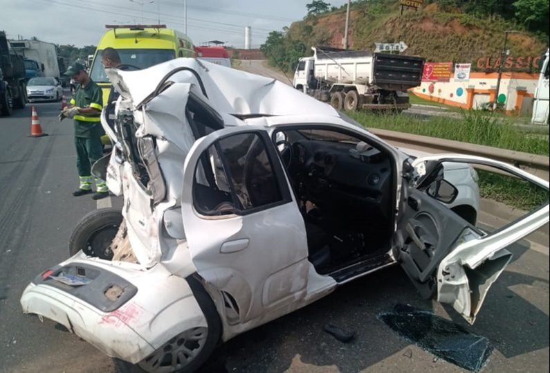 Carro de passeio ficou destruído após ser atingido por um caminhão na Rodovia do Contorno, em Cariacica. (Foto: Internauta)