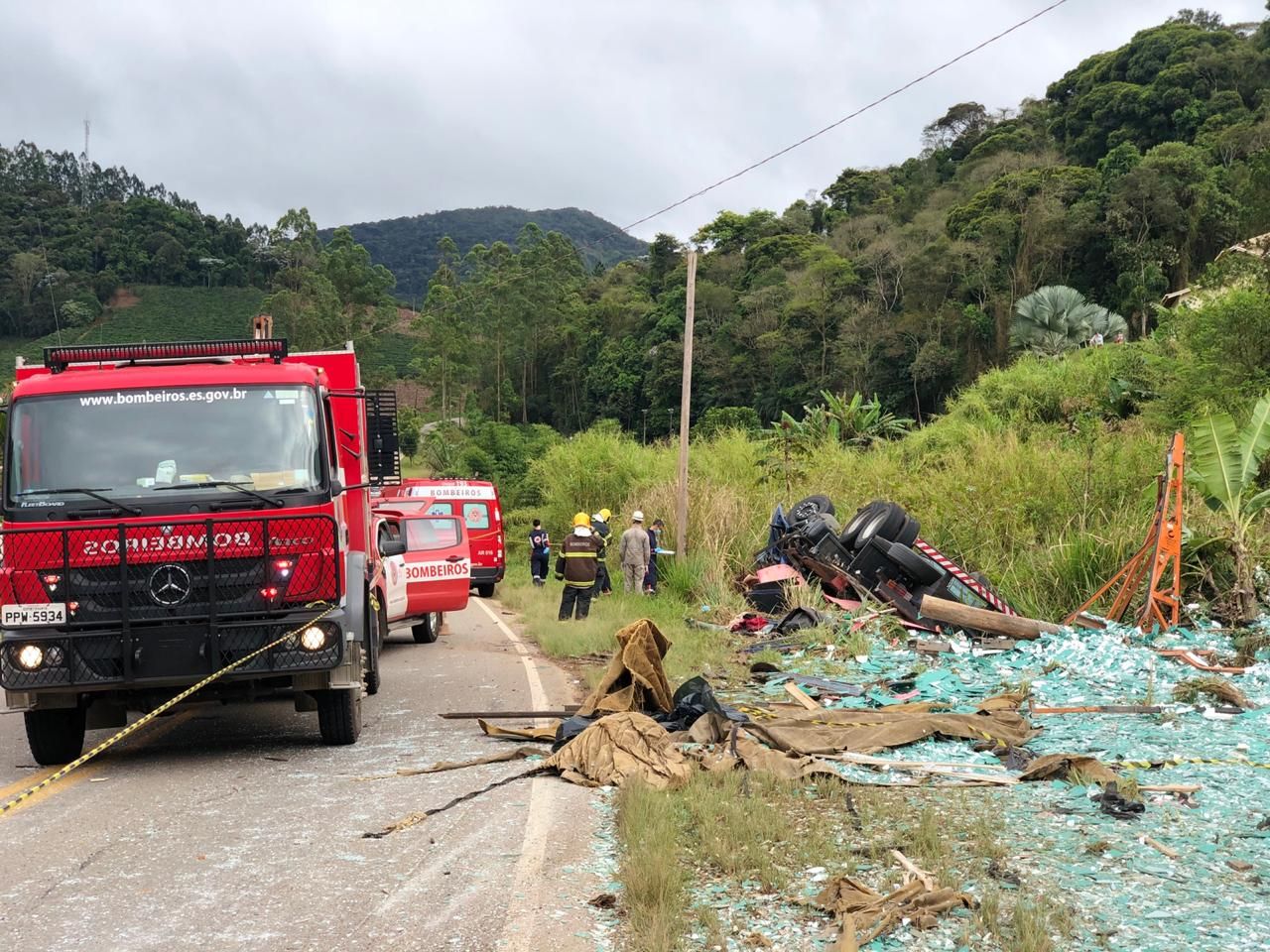 Cargo de vidro ficou espalhada no acostamento (Foto: Enviada por WhatsApp)