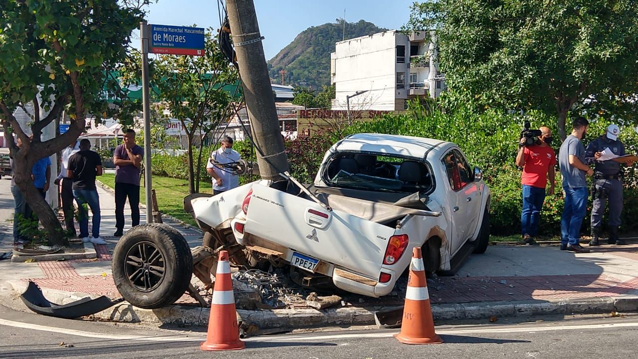 Caminhonete que se envolveu no acidente, na Beira Mar, em Vitória (Foto: Beto Morais/AT)