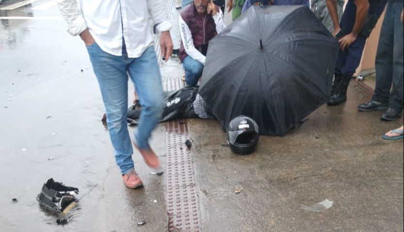 Populares protegeram a vítima da chuva e pediram socorro. (Foto: Divulgação)