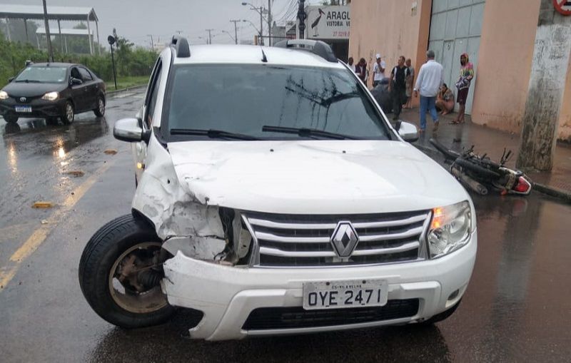 Veículo que atingiu o motociclista no trevo de Novo México. (Foto: Divulgação)