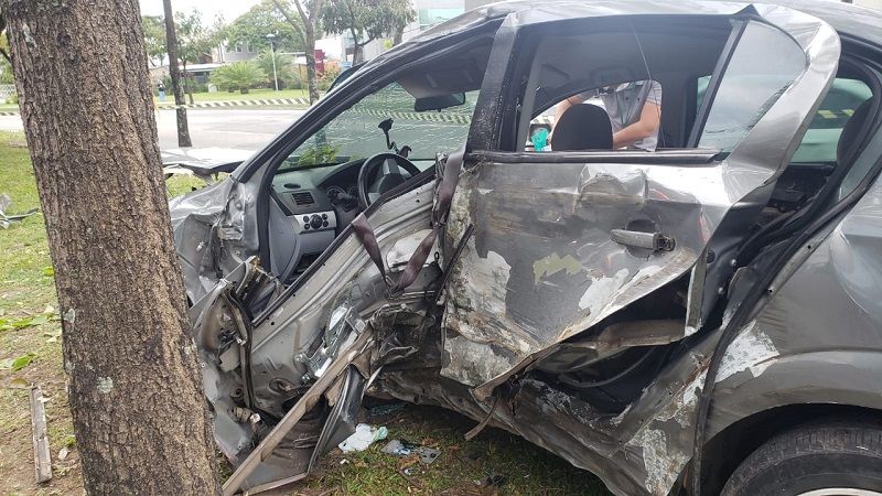 Motorista ficou preso às ferragens após bater em uma árvore. (Foto: Suzy Faria)