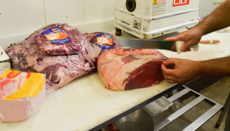 Corte de carne em açougue (Foto: Nilton Cardin / Agência Estado)