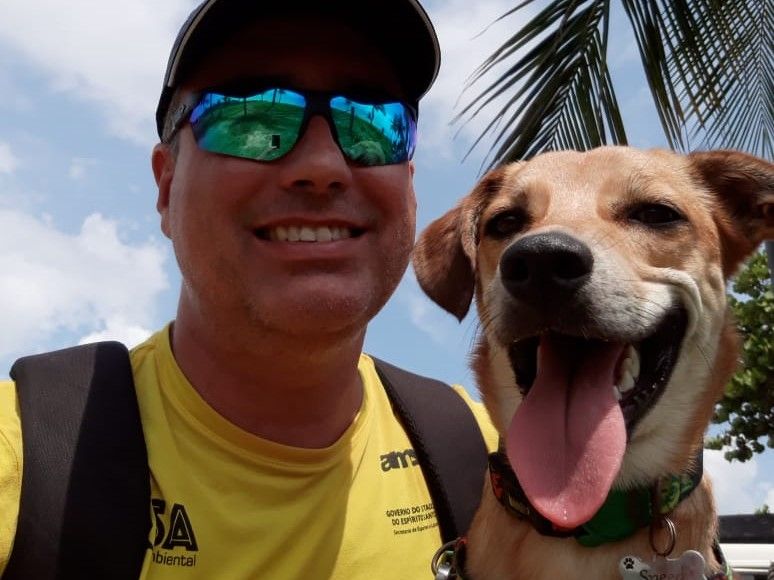 Daniel Abreu encontrou o companheiro Speed em uma feira de adoção. (Foto: Acervo pessoal)
