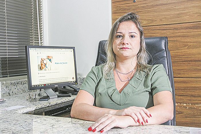 A advogada Milena Lima diz que a recomposição dos reajustes não aplicados este ano pelos planos de saúde deverá ser feita ao longo de 2021 (Foto: Dayana Souza/AT)