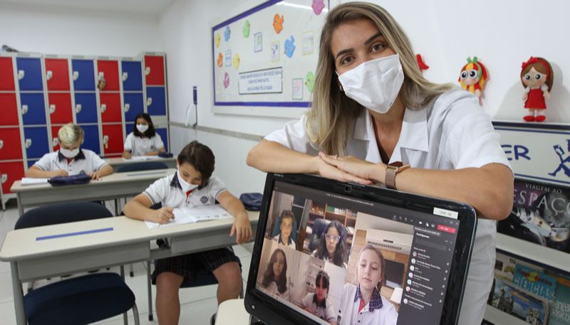 Alinny em sala de aula, com atividades ao vivo para quem está em casa (Foto: Dayana Souza / AT)