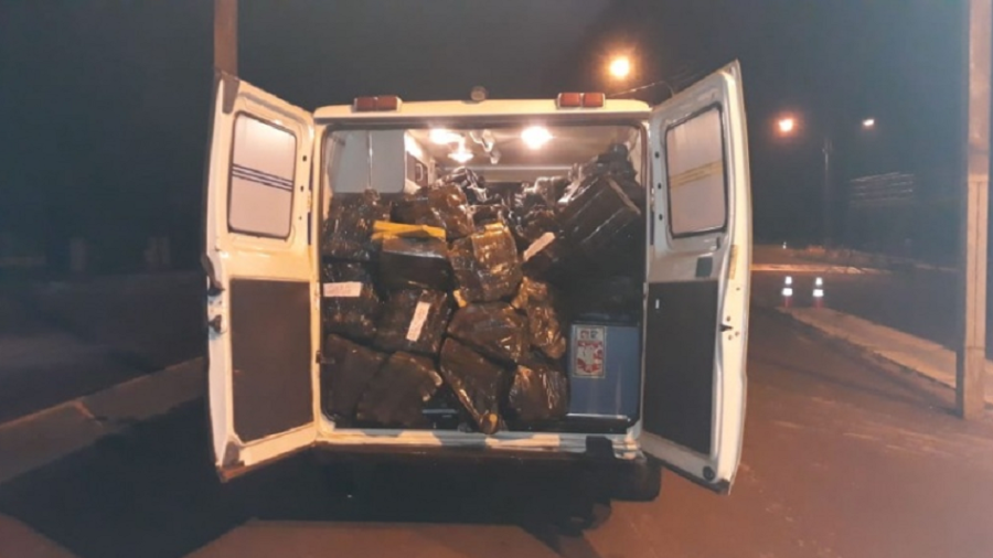 Ambulância transportava 1,5 tonelada de maconha (Foto: Divulgação/PRF)