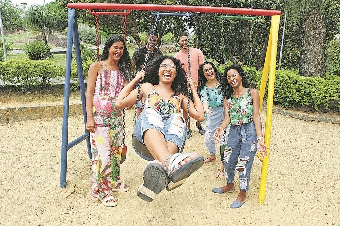 Larissa Mendes, 24, adora a ideia de ter amigos bem distintos. (Foto: Kadidja Fernandes/AT)