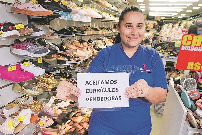 Ana Caroline Souza disse que loja está aceitando currículos de vendedoras (Foto: Beto Morais/AT)