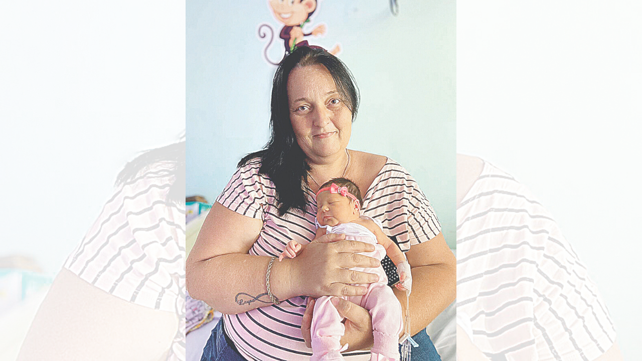 Andreia curte a terceira filha, Ísis, que nasceu de surpresa no último dia 24 (Foto: Acervo pessoal)