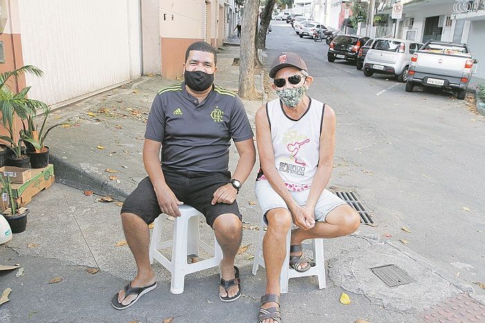 O aposentado Dario Cardoso, de 52 anos, revelou que há um ano, desde que se aposentou, a rotina é a mesma: várias ligações todos os dias. (Foto: Fabio Nunes/AT)