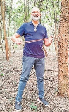 Marco Raposo mostra arco de violino feito com madeira de pau-brasil (Foto: Roberta Bourguignon)
