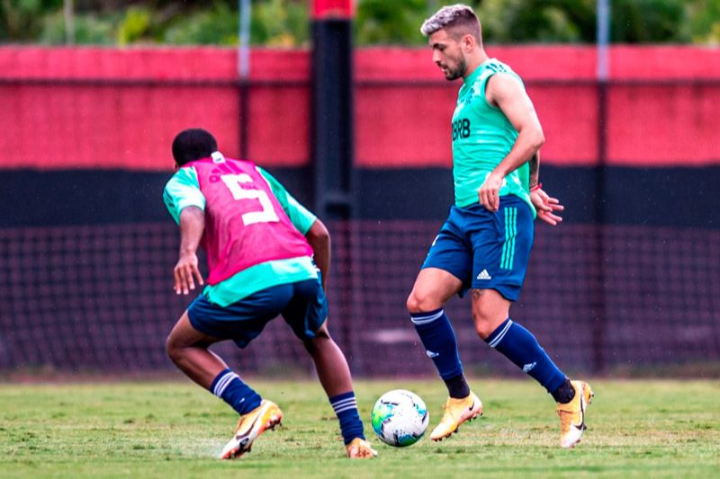 Arrascaeta participou dos treinamentos desta quinta (Foto: Marcelo Cortes / Flamengo)